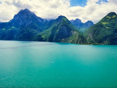 türkisfarbender See in der Schweiz, Berge