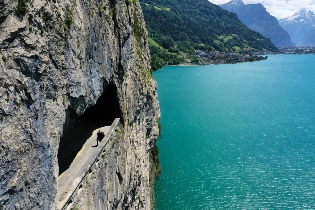 Drohnenfoto Blick auf Vierwaldstättersee, türkisfarben, Felsen